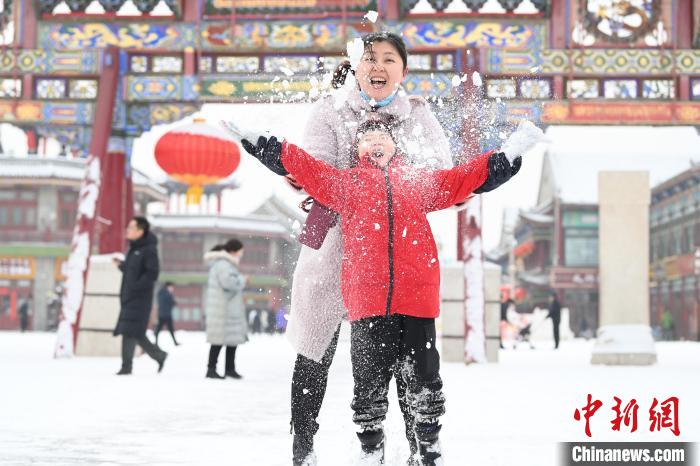 2月13日，家長與小朋友在呼和浩特市大召廣場享雪趣?！⑽娜A 攝
