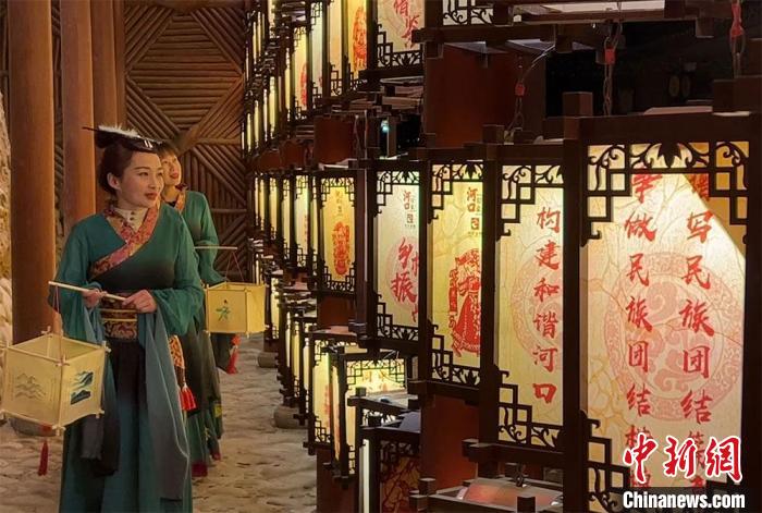 圖為游客身著古裝逛燈會。　張振祥 攝