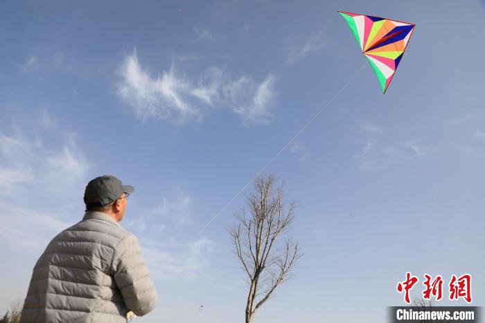 市民在放風箏?！∴囆?攝