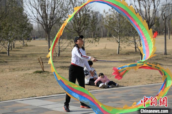 市民在公園里上演彩綢舞?！∴囆?攝