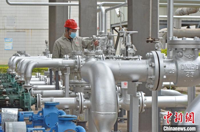 工人在查看設備儀表?！×趾霔v 攝