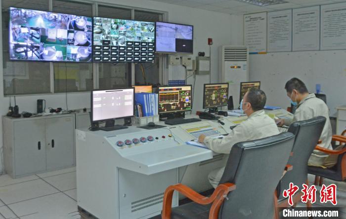 工人在中控室觀察各個生產(chǎn)車間運行情況?！×趾霔v 攝