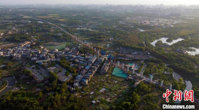 航拍正在建設(shè)中的成都至自貢高速鐵路成都段?！⒅铱?攝