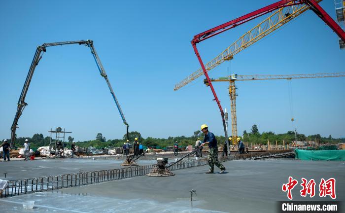 天府站多線橋施工澆筑現(xiàn)場(chǎng)。　劉忠俊 攝