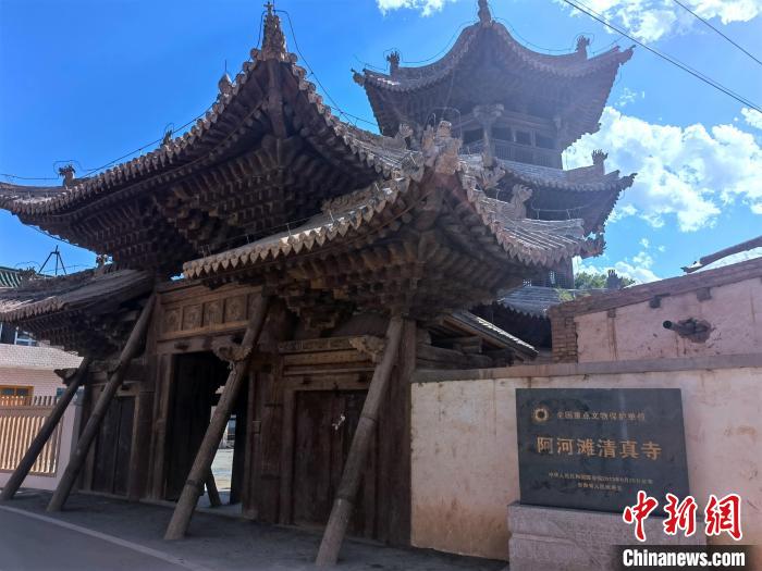 圖為集漢、藏、伊斯蘭風(fēng)格于一體的700年歷史的全國重點保護文物——阿河灘清真寺?！埡ｖ?攝