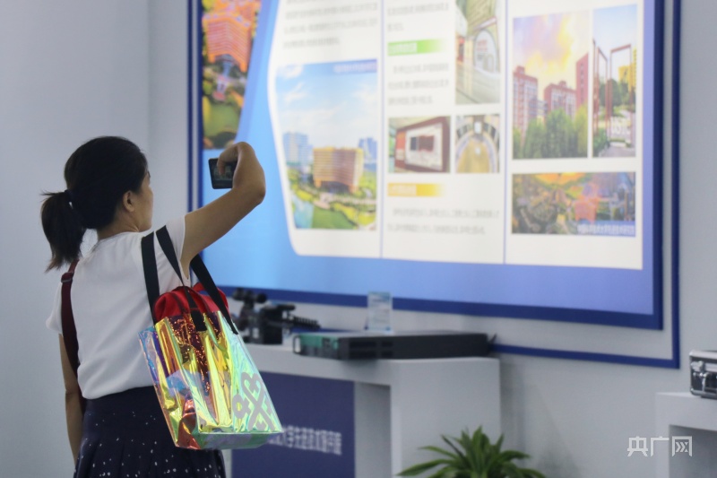 市民認真觀展，拍攝展板上的說明內(nèi)容(央廣網(wǎng)記者 趙家慧 攝)