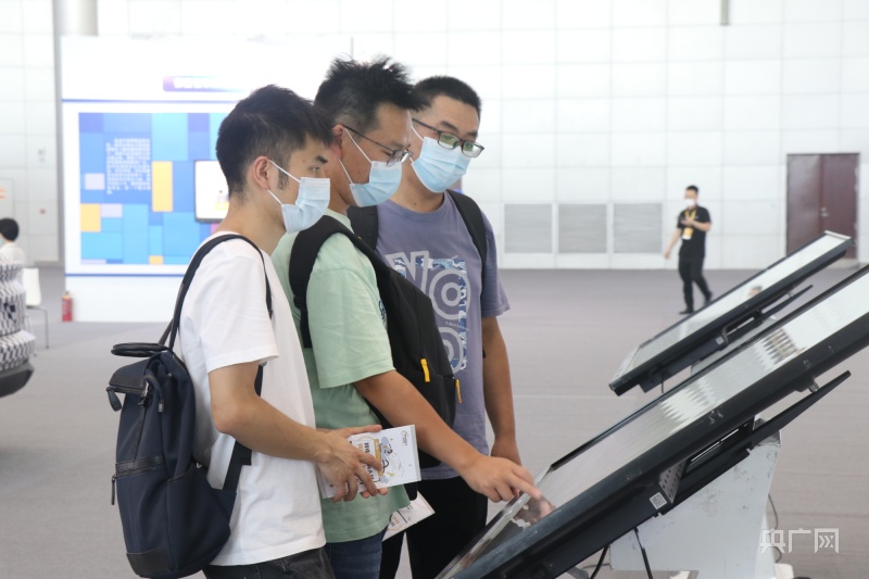 市民結伴而行，一起認真了解網(wǎng)絡安全科普知識(央廣網(wǎng)記者 趙家慧 攝)