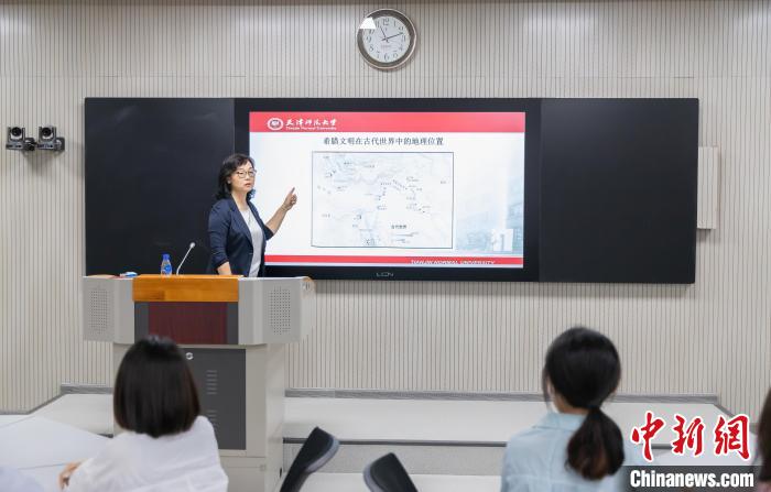 天津師范大學跨文化與世界文學研究院院長、教授郝嵐正在為同學們上課?！⊥踉谟?攝