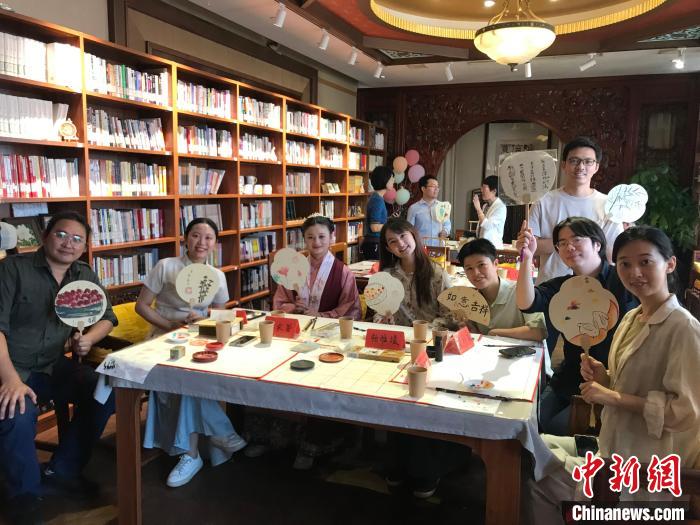 9月14日，“月動(dòng)臨秋扇”中華傳統(tǒng)文化沉浸式體驗(yàn)活動(dòng)在北京紀(jì)曉嵐故居舉辦。陳建新 攝 陳建新 攝