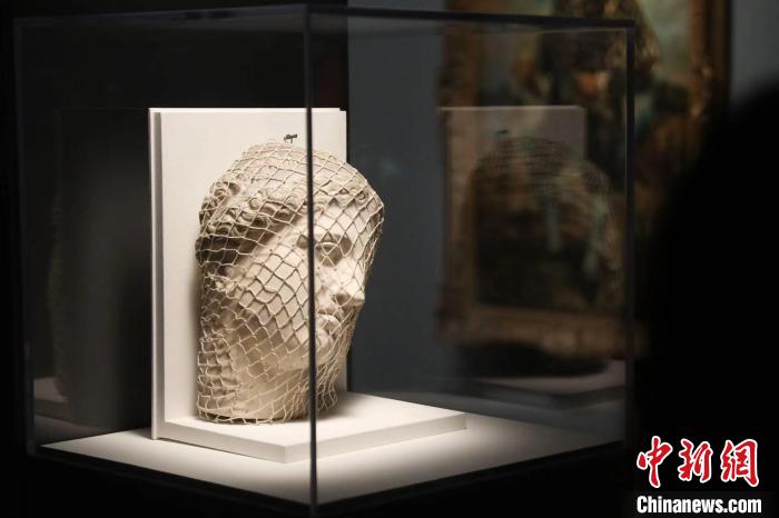 曼雷的裝置作品《維納斯》。　張亨偉 攝