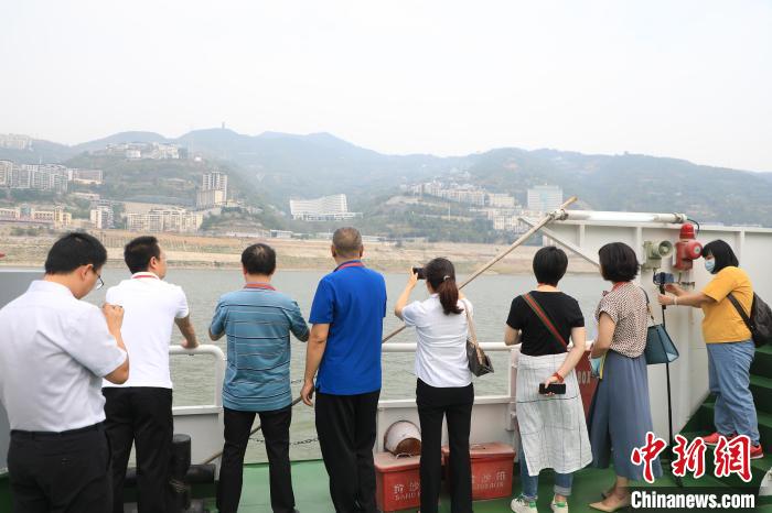 重慶市政協(xié)“同心聚力巴渝行”主題采訪團(tuán)15日走進(jìn)奉節(jié)，了解當(dāng)?shù)卣f(xié)委員護(hù)江成效?！×簹J卿 攝