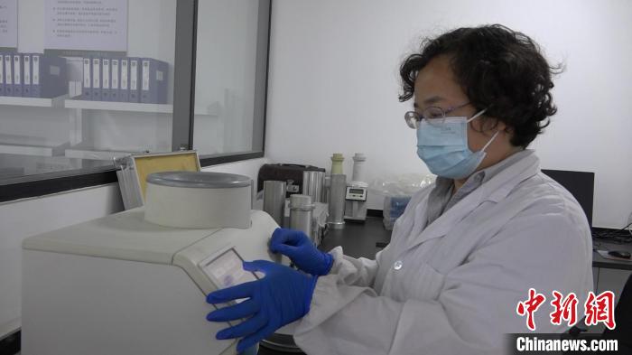 檢驗(yàn)員對(duì)樣品進(jìn)行檢測(cè)?！⊥趸萘?攝