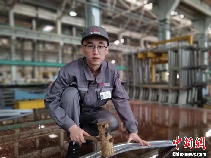 王漢卿在調(diào)修側(cè)墻彎梁?！∈茉L者供圖