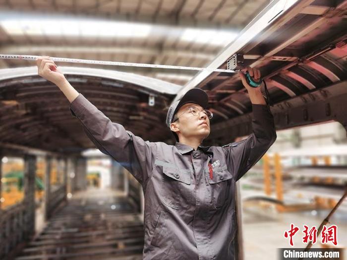 王漢卿在安裝車頂二次骨架吊?！∈茉L者供圖