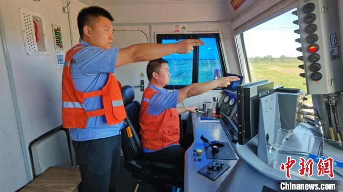 為確保首趟班列安全正點開行，東營鐵路運輸分處認真做好班列開行的各項準備工作?！≈需F三局運輸工程分公司供圖