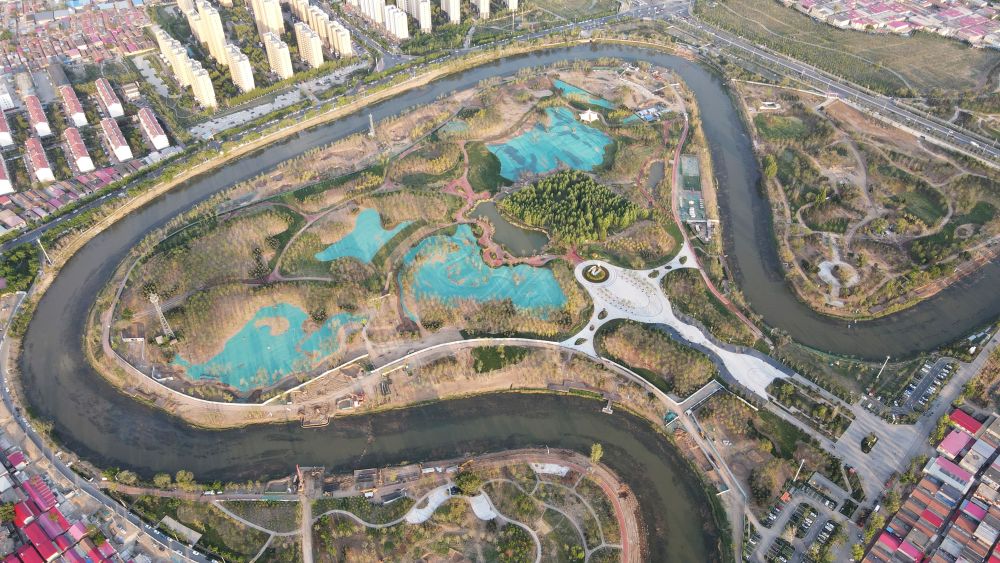 　圖為4月30日拍攝的河北滄州市區(qū)的大運河“Ω”形河道。新華社發(fā)(傅新春 攝)