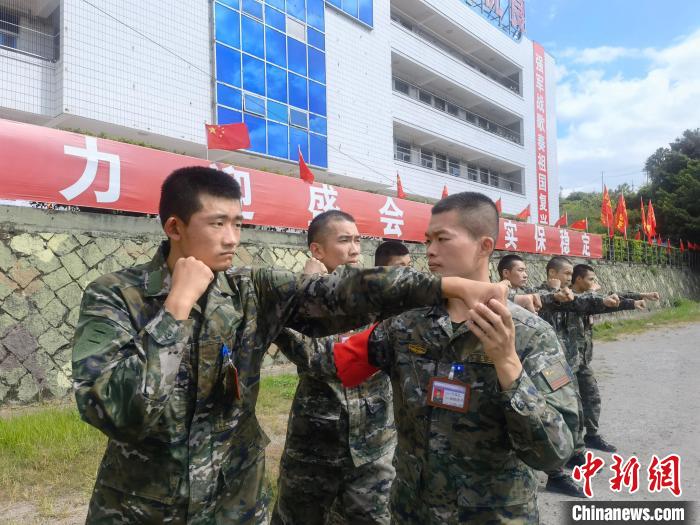 新兵尤云龍(左)不斷向一名合格軍人蛻變?！￡愴?攝