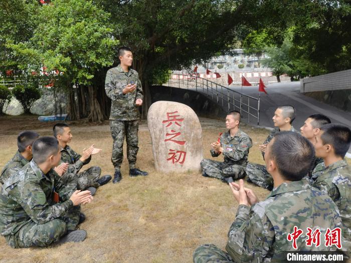 尤云龍為戰(zhàn)友講述父輩保家衛(wèi)國的故事。　鐘煒俊 攝