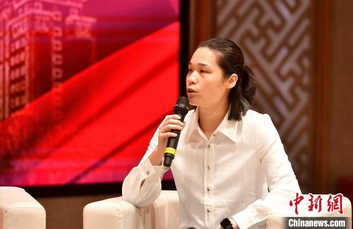圖為林莉在福建師范大學(xué)分享會(huì)上發(fā)言?！蚊?攝