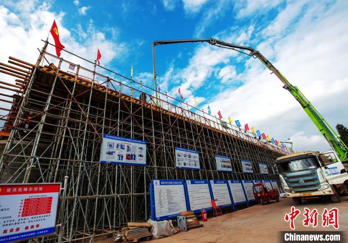 圖為渝昆高鐵云南段境內(nèi)首座大橋連續(xù)梁混凝土澆筑施工現(xiàn)場(chǎng)?！『螀矽i 攝