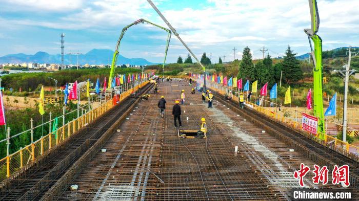 圖為渝昆高鐵云南段境內(nèi)首座大橋連續(xù)梁混凝土澆筑施工現(xiàn)場(chǎng)。　劉文貴 攝