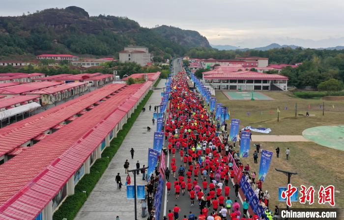 2022年龍虎山半程馬拉松鳴槍開跑。　劉志琨 攝