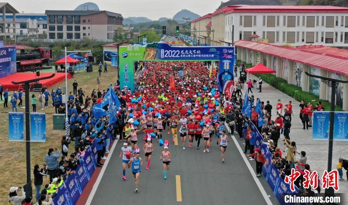 2022年龍虎山半程馬拉松鳴槍開跑。　劉志琨 攝