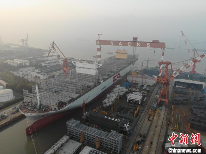 15日，全球綠色環(huán)保型集裝箱船“巨無霸”從江蘇出塢?！∧贤êＪ戮止﹫D