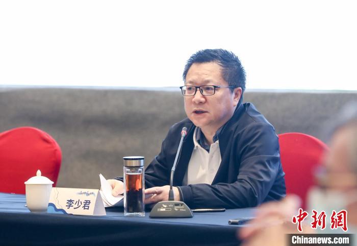 《詩刊》社主編李少君發(fā)言。　霞浦縣融媒體中心 供圖