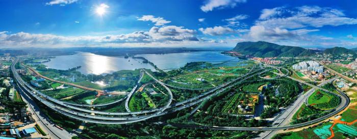 俯瞰昆明滇池沿岸。