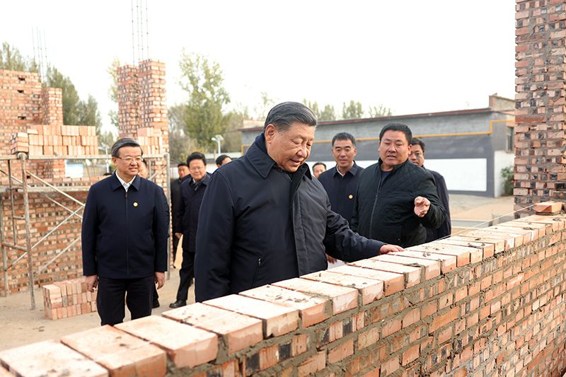 2023年11月10日，習(xí)近平總書(shū)記在河北保定涿州市刁窩鎮(zhèn)萬(wàn)全莊村房屋重建施工現(xiàn)場(chǎng)考察。