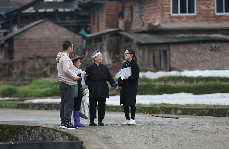 2022年3月24日，在廣西柳州市三江侗族自治縣良口鄉(xiāng)南寨村，紀(jì)檢監(jiān)察干部(右一、左一)在了解惠農(nóng)政策落實(shí)情況。