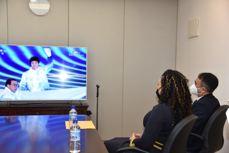 多米尼克友人與我外交官同看開幕式。中國駐多米尼克使館供圖