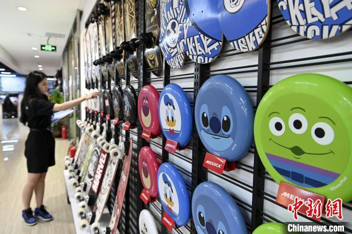 葉偉倫的體育用品公司推出了一系列IP授權(quán)款?！￡愺K旻　攝