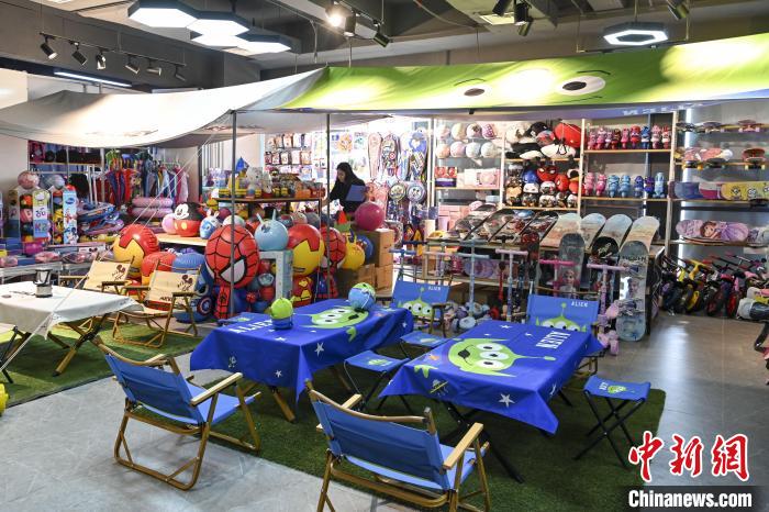 葉偉倫的體育用品公司推出了一系列產(chǎn)品?！￡愺K旻 攝