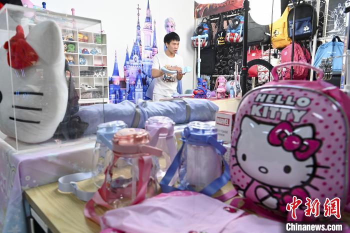 葉偉倫公司員工通過網(wǎng)絡(luò)直播方式銷售產(chǎn)品?！￡愺K旻 攝