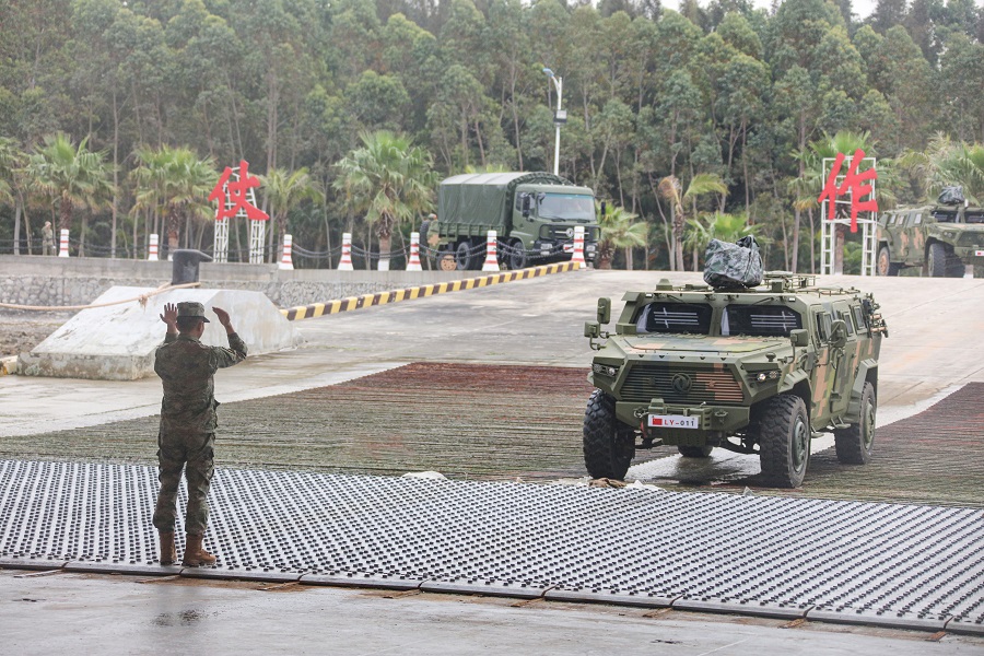 井岡山艦出發(fā)前進(jìn)行車輛裝載。井岡山艦供圖