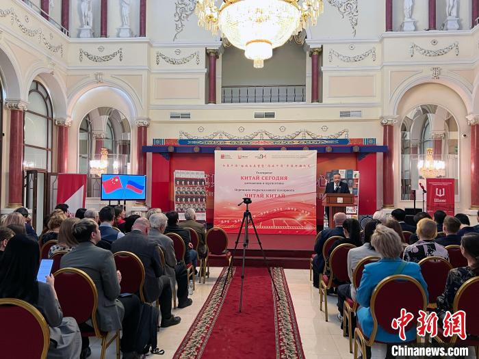 “今日中國”回顧與展望暨“閱讀中國”節(jié)目開播儀式活動現(xiàn)場?！√锉?攝