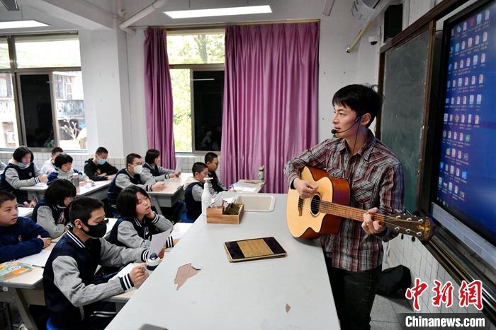 圖為3月16日，張家豪在福建福州延安中學教學。 <a target='_blank' href='/'><p  align=