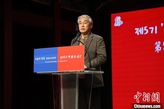 韓國前國務(wù)調(diào)整室長李錫駿致辭?！≈袊v韓國大使館供圖