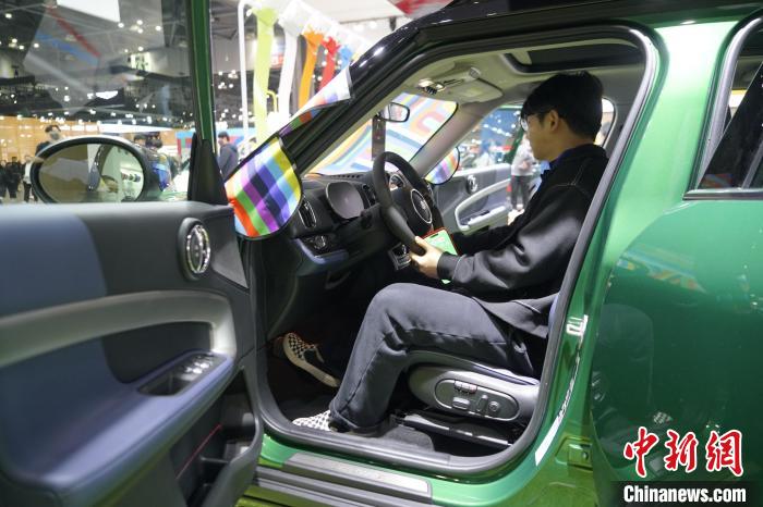 圖為觀眾在展會(huì)試駕車輛。　劉旭 攝