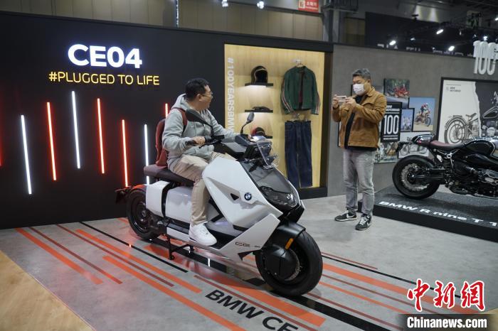 圖為觀眾在展會(huì)試駕車輛?！⑿?攝