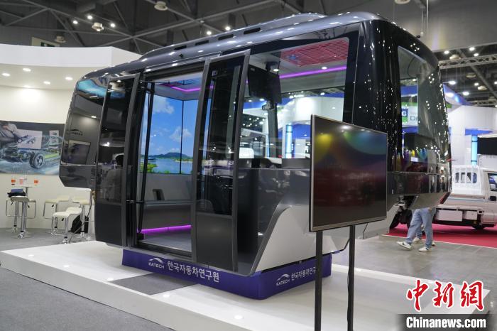 圖為展會(huì)上展示的無人駕駛移動(dòng)出行工具?！⑿?攝