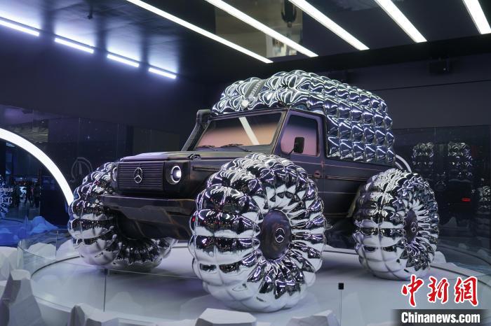 圖為梅賽德斯-奔馳和時(shí)尚品牌盟可睞(Moncler)共同設(shè)計(jì)的“Project MONDO G”?！⑿?攝