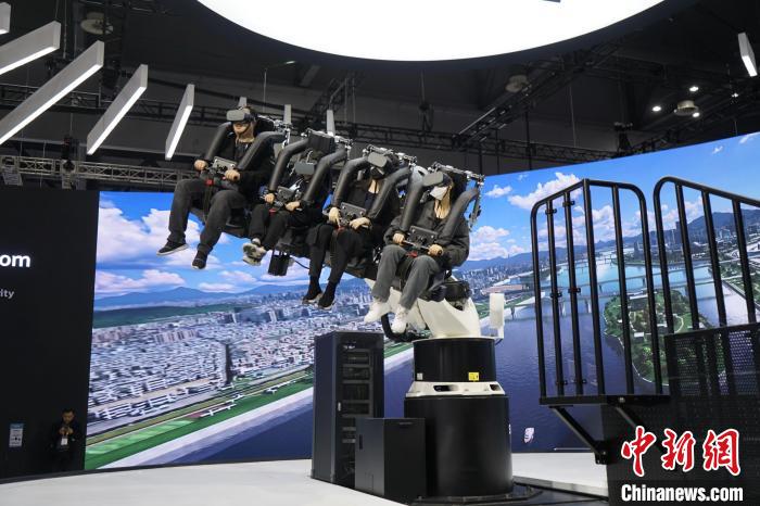 圖為觀眾在展會(huì)模擬體驗(yàn)未來城市空中移動(dòng)出行方式?！⑿?攝