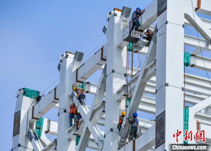 圖為海南商業(yè)航天發(fā)射場1號工位建設(shè)現(xiàn)場，工人正緊鑼密鼓施工。　駱云飛 攝