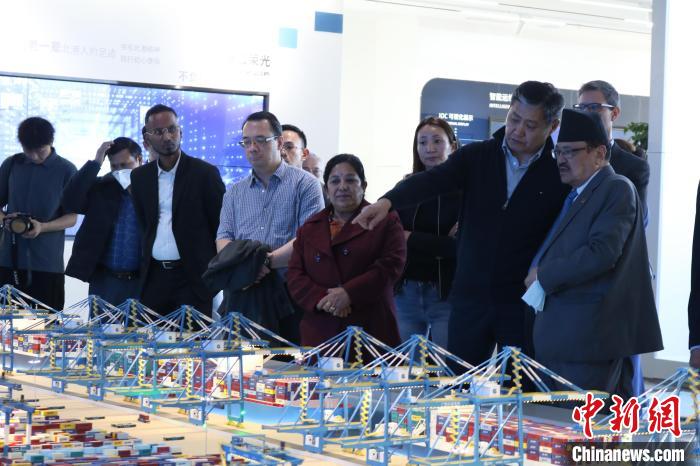 駐華使節(jié)和外交官參訪北部灣港智慧港口創(chuàng)新中心?！￡惽锵?攝