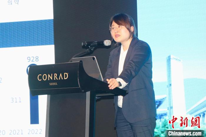 韓國(guó)大韓貿(mào)易投資振興公社外國(guó)投資監(jiān)察辦公室科長(zhǎng)樸金蘭致辭。　萬(wàn)佳欣 攝