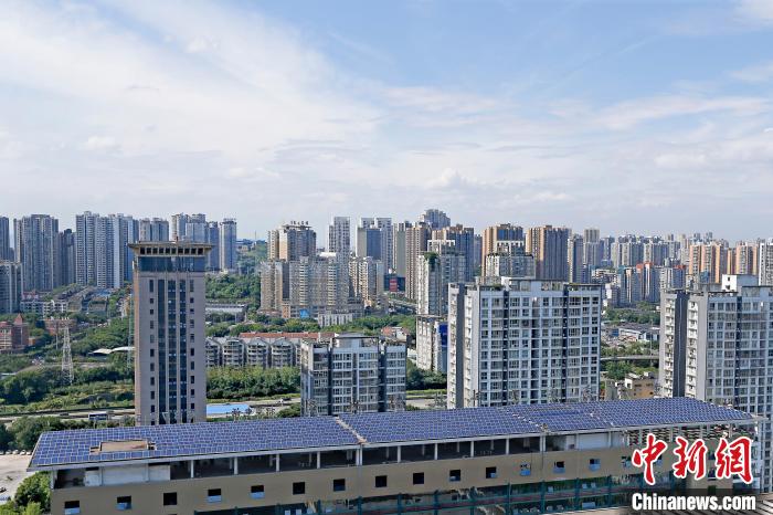 圖為輝騰能源在重慶市九龍坡區(qū)留學(xué)生創(chuàng)業(yè)園屋頂建設(shè)的光伏發(fā)電示范項(xiàng)目。　受訪企業(yè)供圖