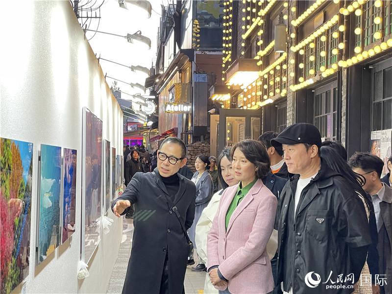 韓國中小風(fēng)險(xiǎn)企業(yè)部長官李永參觀梨泰院街頭藝術(shù)展。實(shí)習(xí)生 許鵬飛攝